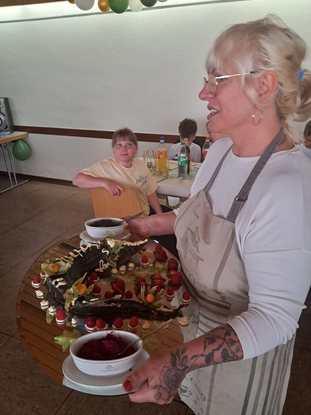 Anzhelika beim Servieren