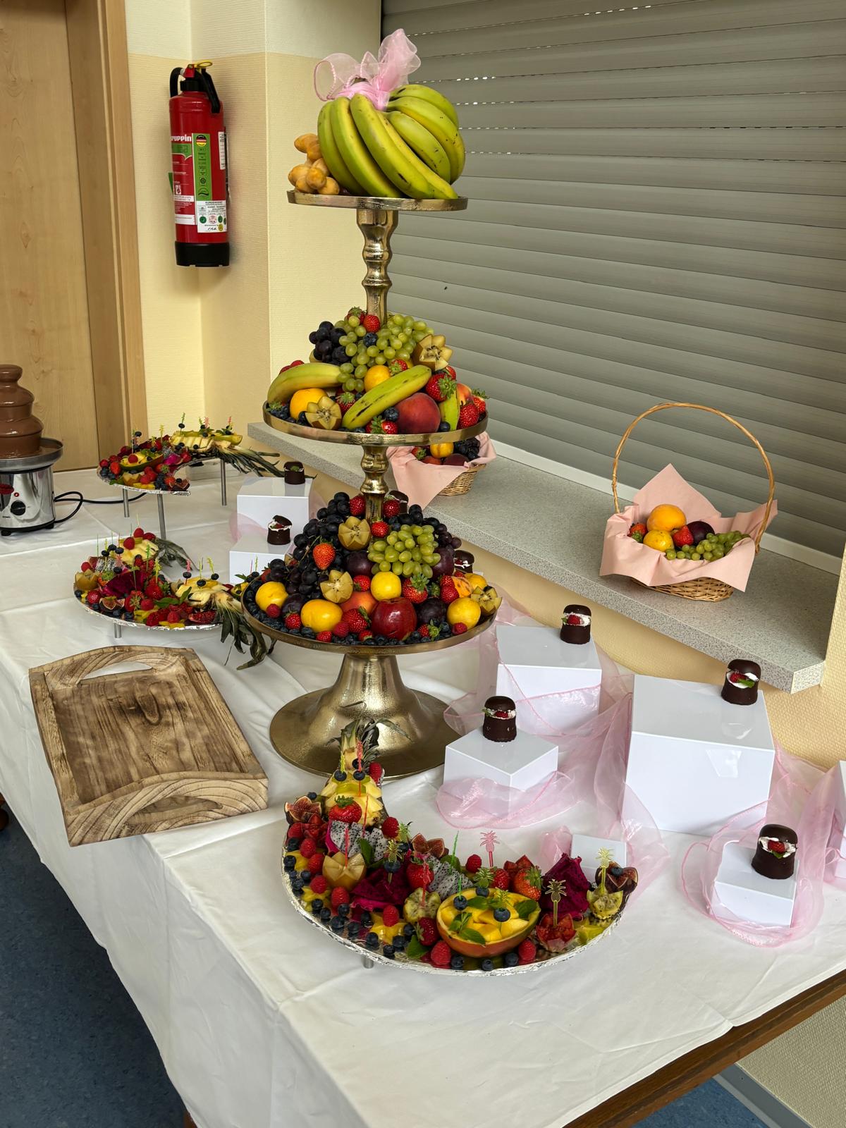 Dessert-Tisch mit Schokoladenbrunnen