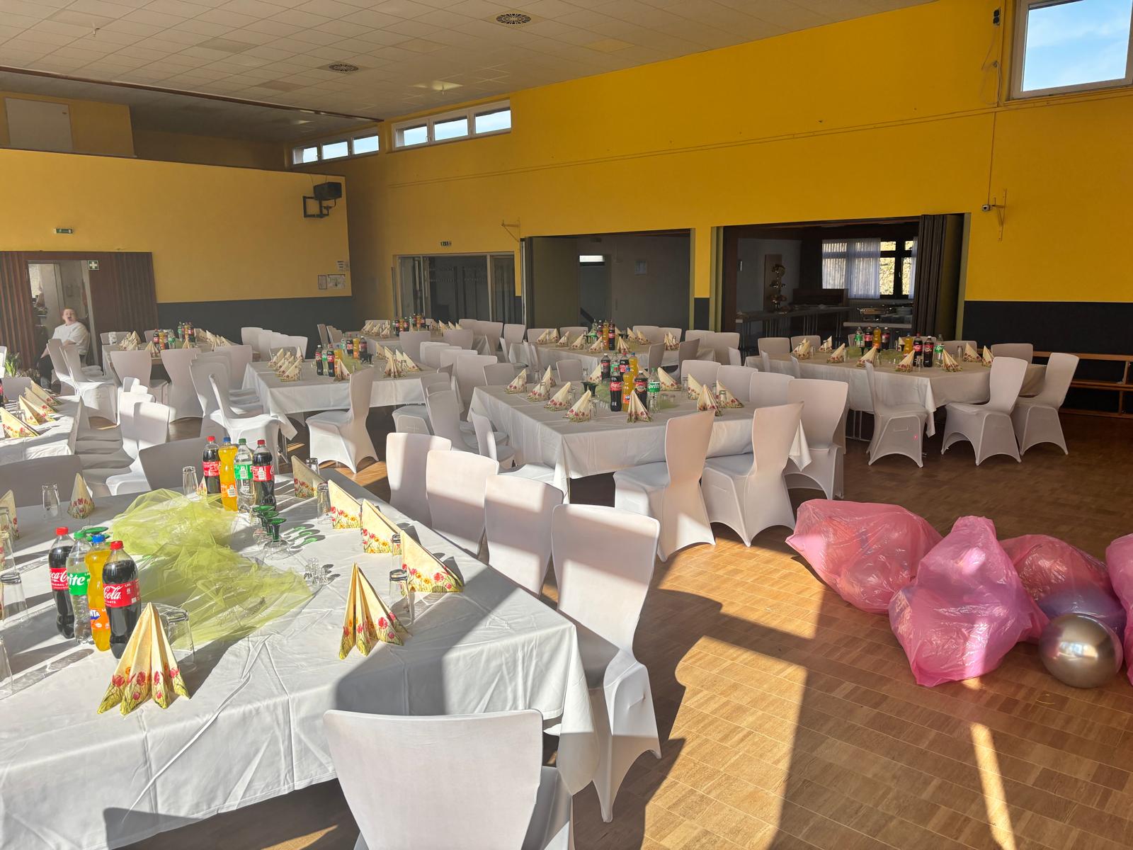 Festsaal mit gedeckten Tischen