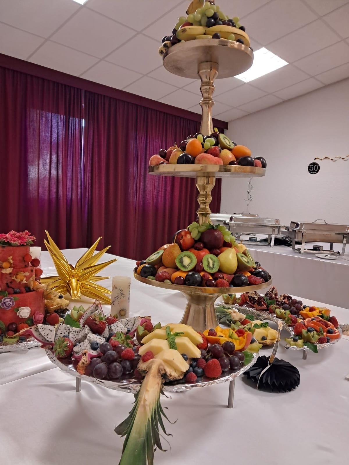 Obst-Arrangement mit Drachenfrucht